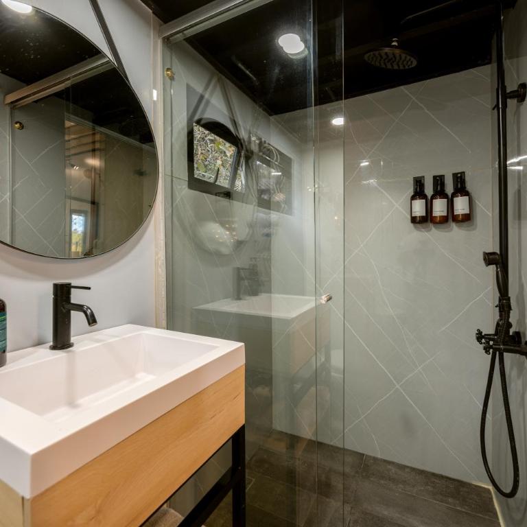 Luxury Cabin w Lake, HotTub, Cinema, Fire Pit, BBQ - Casa - 17