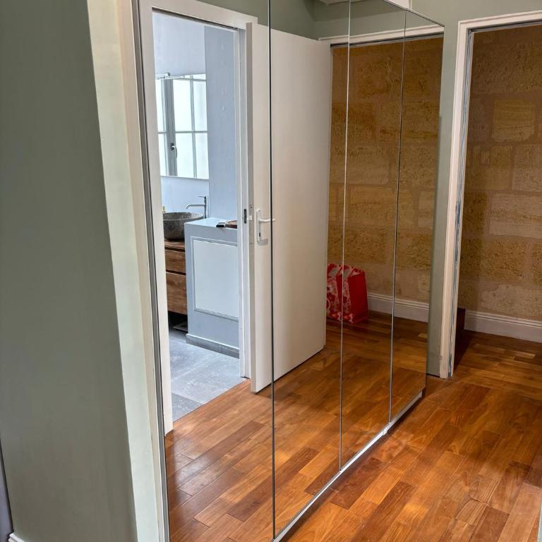 Grand appartement climatisé en plein centre de Bordeaux Place Fernand Lafargue - Three-Bedroom Apartment - High Floor - 13