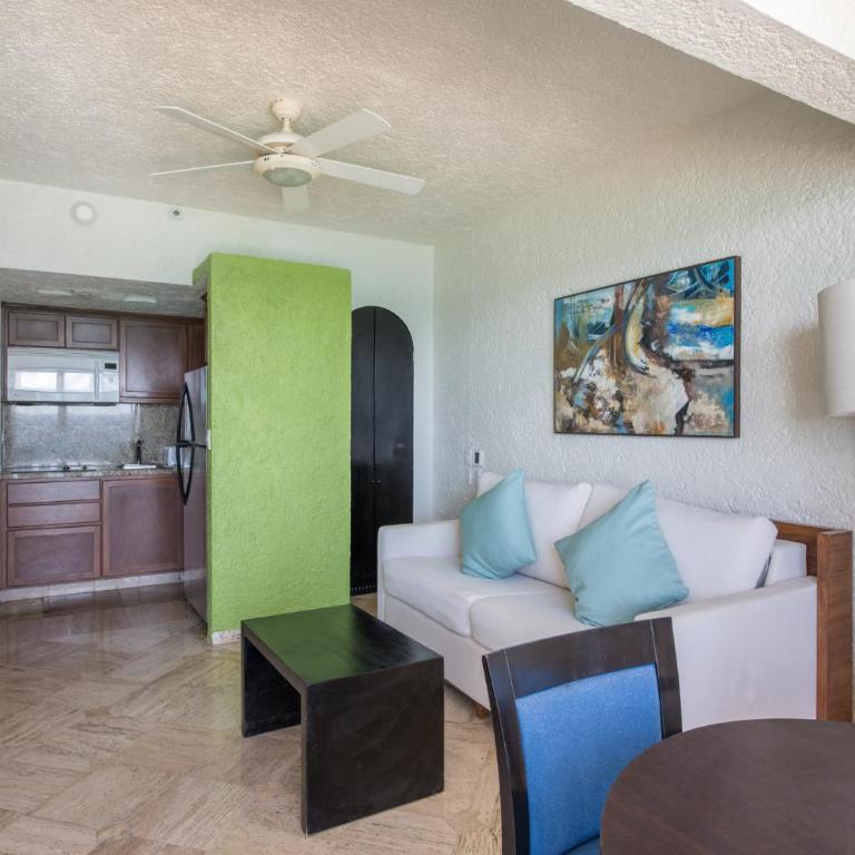 Club Regina Cancun - Classic King Room with Terrace and Garden View - 8