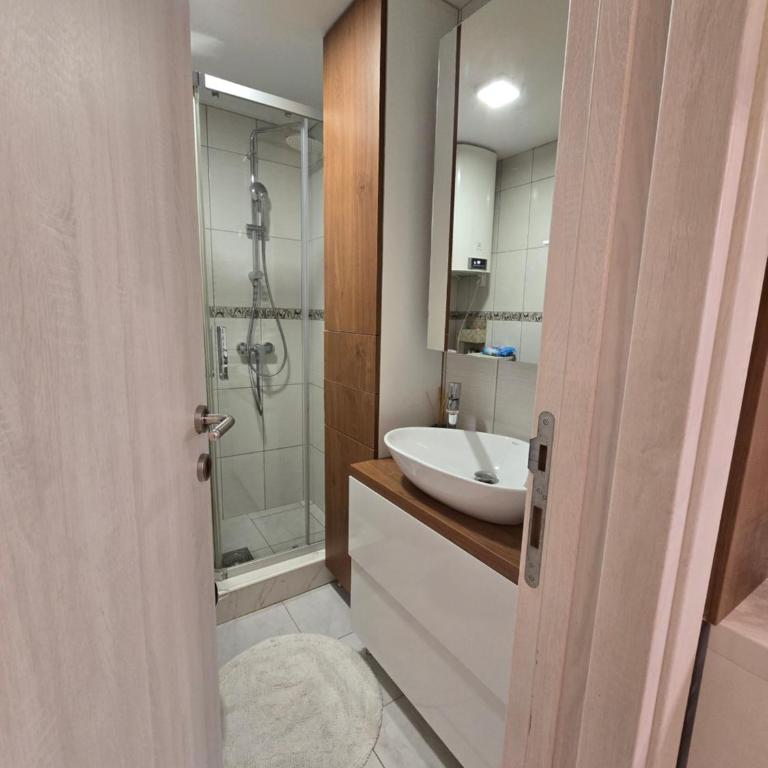 Sun lux - Two-Bedroom Apartment - 31