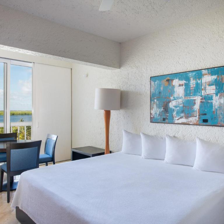 Club Regina Cancun - Classic Studio with King Bed, Balcony and Garden View - 5