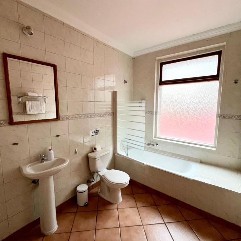 CHALET CHAPITAL Punta Arenas - Quadruple Room with Private Bathroom - 2