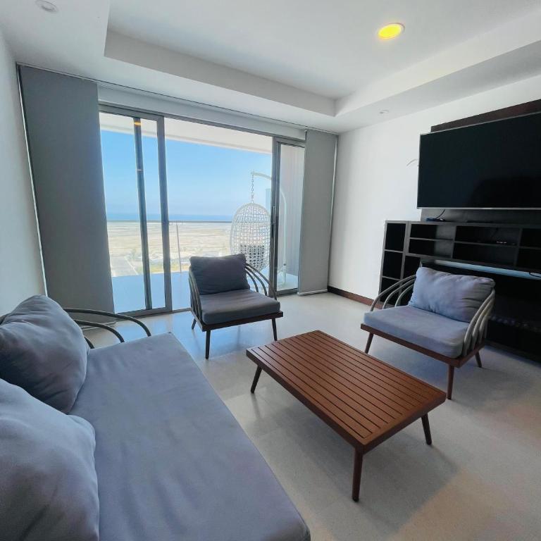 Hermoso departamento con vista al mar en Salinas! - Three-Bedroom Apartment - 8