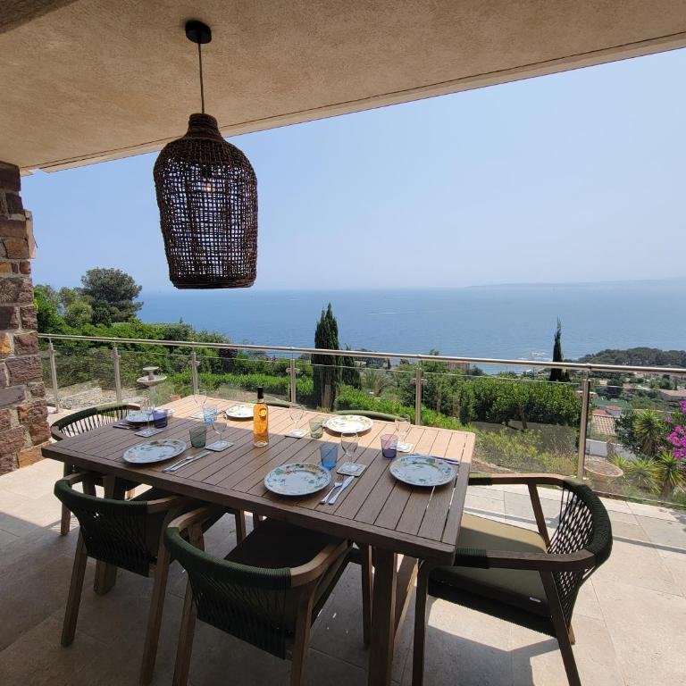 Familienfreundliche Villa Vistaero mit atemberaubenden Meerblick by Riviera Homelife Management - Maison de Vacances - 1