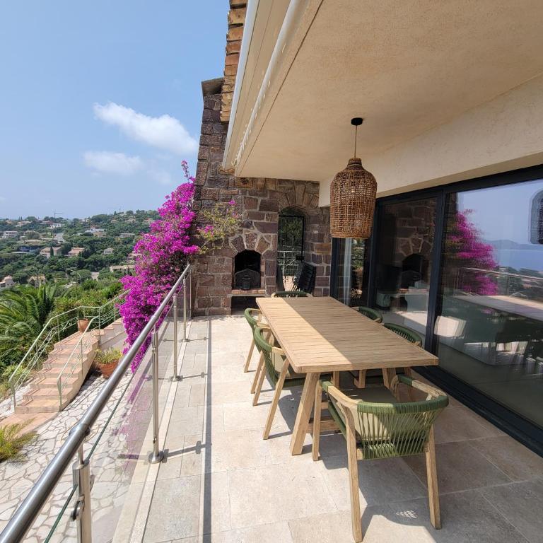 Familienfreundliche Villa Vistaero mit atemberaubenden Meerblick by Riviera Homelife Management - Maison de Vacances - 2