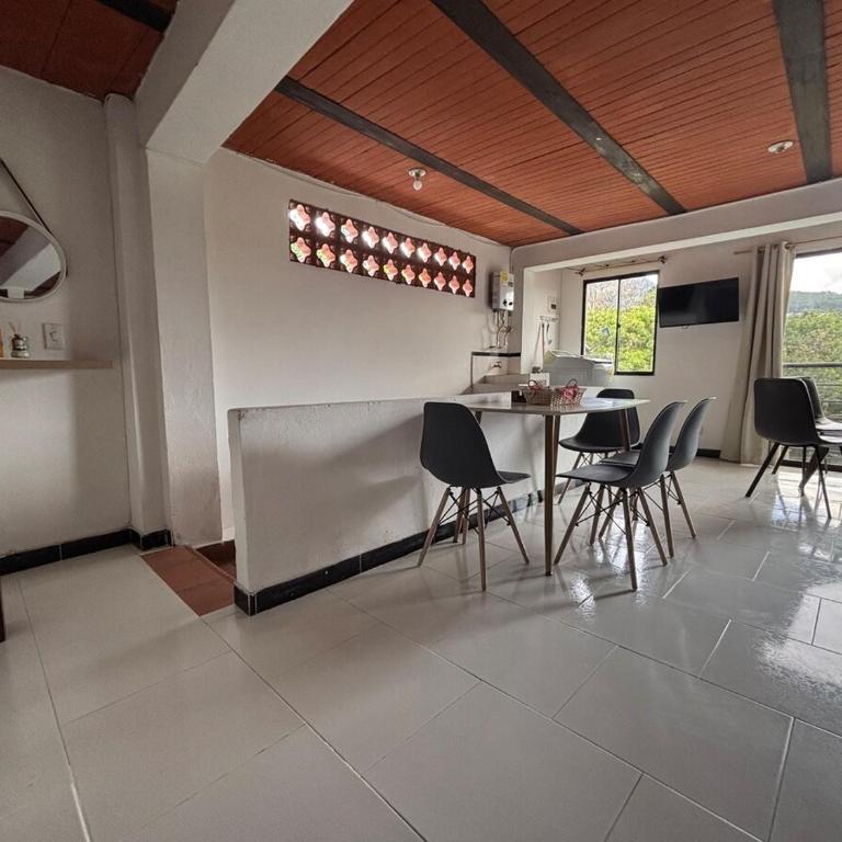 Apartamento Vista Bella en la mitad de Medellin - Two-Bedroom Apartment - 5