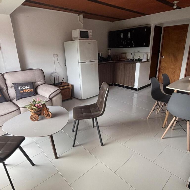 Apartamento Vista Bella en la mitad de Medellin - Two-Bedroom Apartment - 8