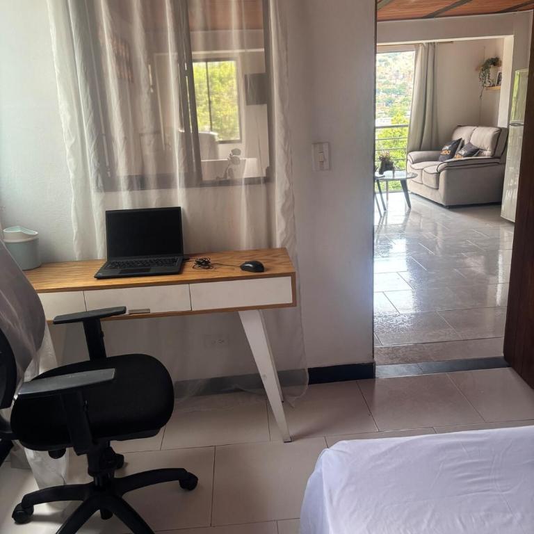 Apartamento Vista Bella en la mitad de Medellin - Two-Bedroom Apartment - 18