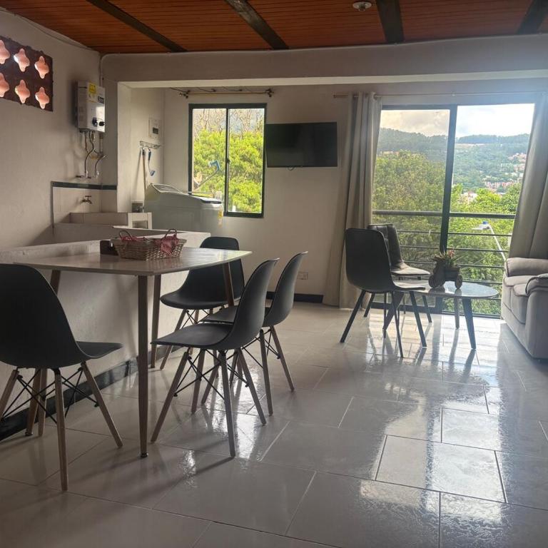 Apartamento Vista Bella en la mitad de Medellin - Two-Bedroom Apartment - 19