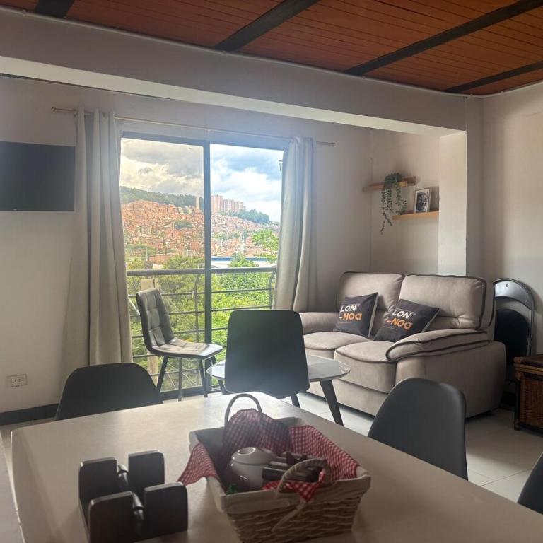 Apartamento Vista Bella en la mitad de Medellin - Two-Bedroom Apartment - 20