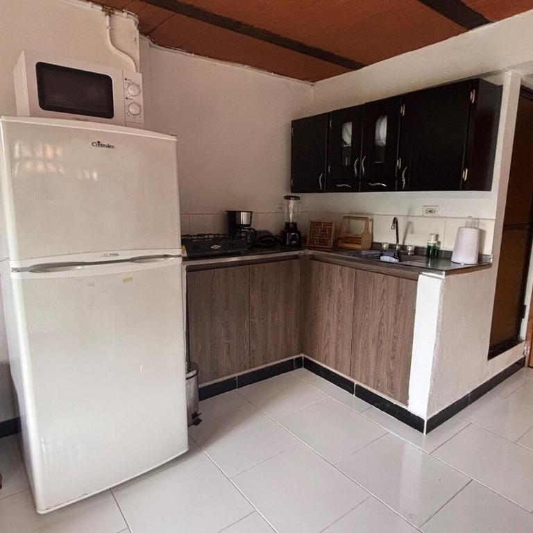 Apartamento Vista Bella en la mitad de Medellin - Two-Bedroom Apartment - 25