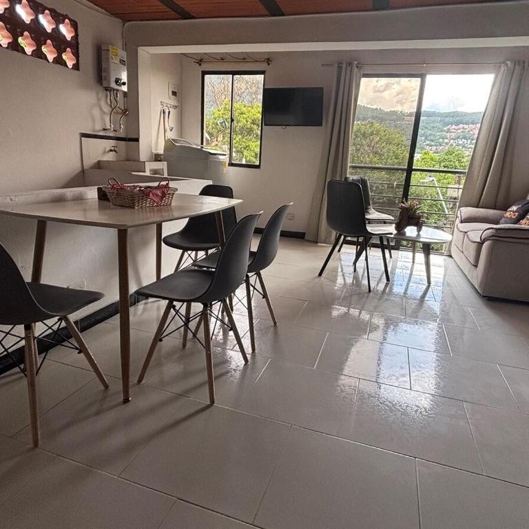 Apartamento Vista Bella en la mitad de Medellin - Two-Bedroom Apartment - 29