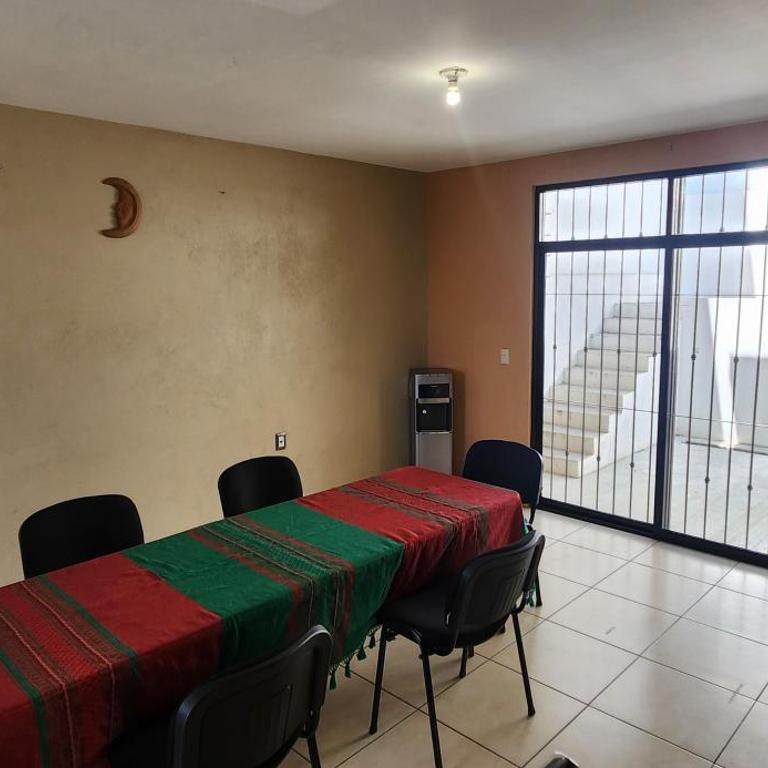 Casa amplia cerca del centro - Casa de 2 dormitorios - 83