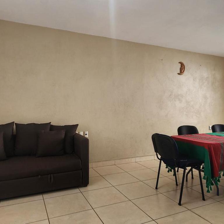 Casa amplia cerca del centro - Casa de 2 dormitorios - 78