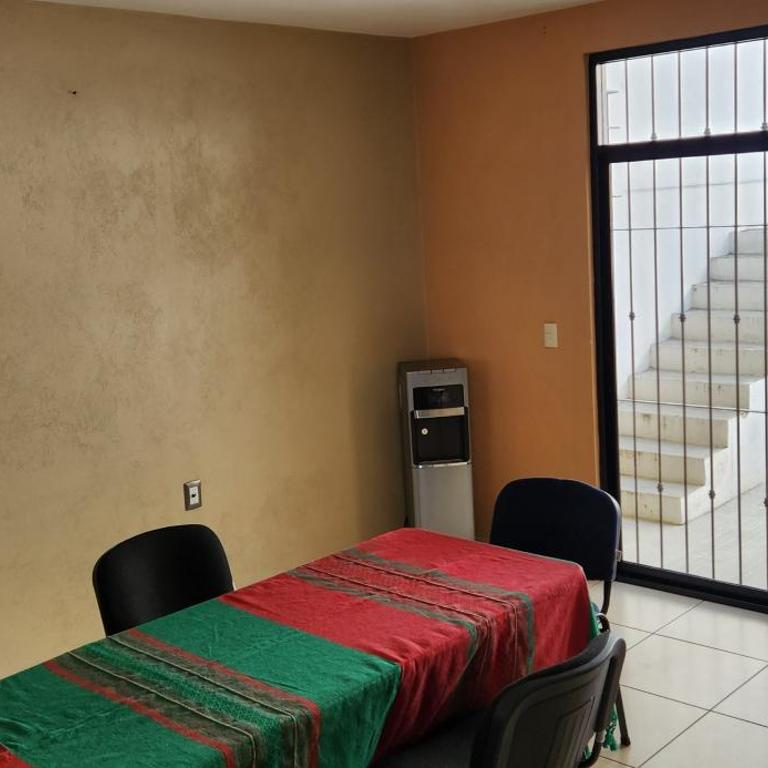 Casa amplia cerca del centro - Casa de 2 dormitorios - 89