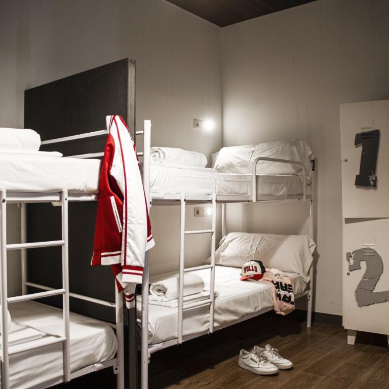 Room Chueca - Cama en habitación compartida femenina de 4 camas con baño privado - 2
