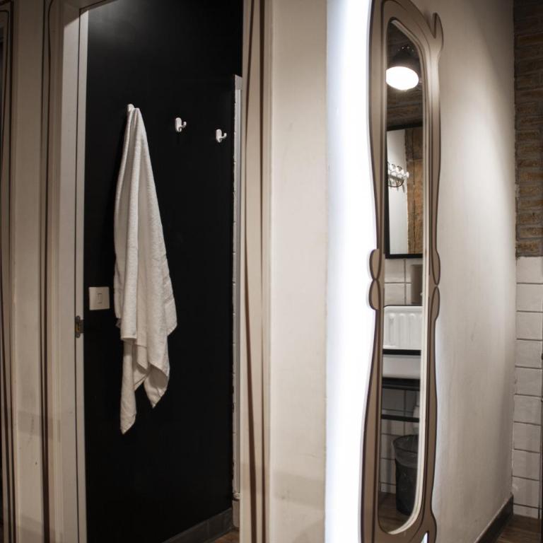 Room Chueca - Cama en habitación compartida femenina de 4 camas con baño privado - 3
