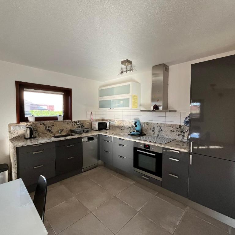 Belle villa d'angle spacieuse semi climatisée, de tout confort dans domaine PORTES DU SOLEIL, ACCES PISCINES PAYANT EN SUPPL - 3 chambres, 6 couchages, wifi, 400m de la mer LRPDSJ7 - Casa de 3 dormitorios - 4