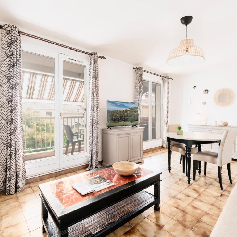 "OFFRE ANNIVERSARY GENIUS LONG SEJOUR" -- SPECIAL COUPLE -- CALME EN PLEIN COEUR DU VAR - Terrasse Sud - Lit Queen Size - Netflix - Climatisation & Wifi - Parking Privé -- A 2MIN CENTRE-VILLE et 6MIN MER & PORT - Apartamento de 1 dormitorio - 10