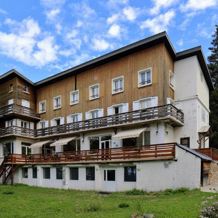 Auberge de Jeunesse HI Chamrousse - Quadruple Room with Ensuite Shower – Shared Toilets - 1