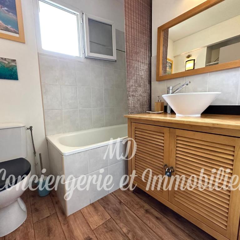 Maison Brigantin avec jardin et parking - Three-Bedroom House - 10