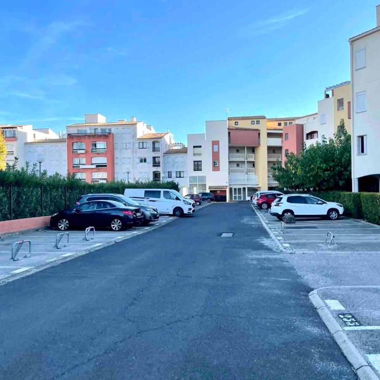 Loggia vue port confort et design proche plage - One-Bedroom Apartment - 10