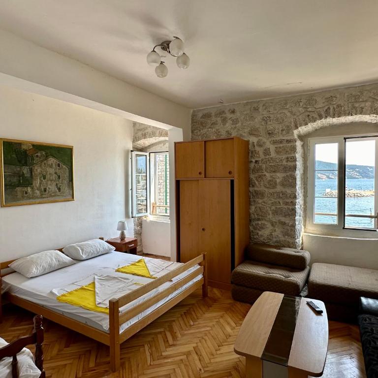 LaRos Apt - One-Bedroom Apartment with Sea View - 4