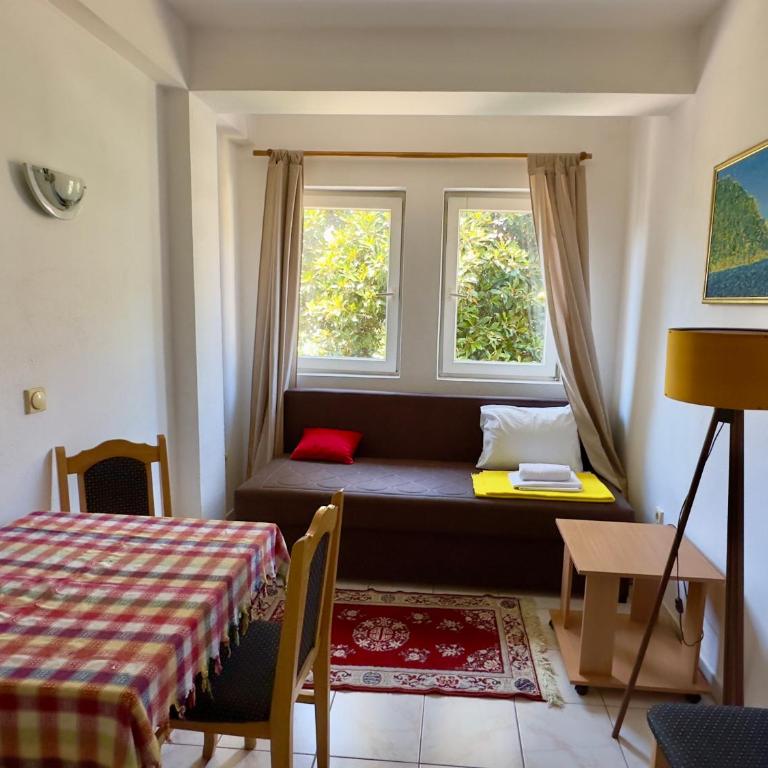 LaRos Apt - One-Bedroom Apartment with Garden View - 5