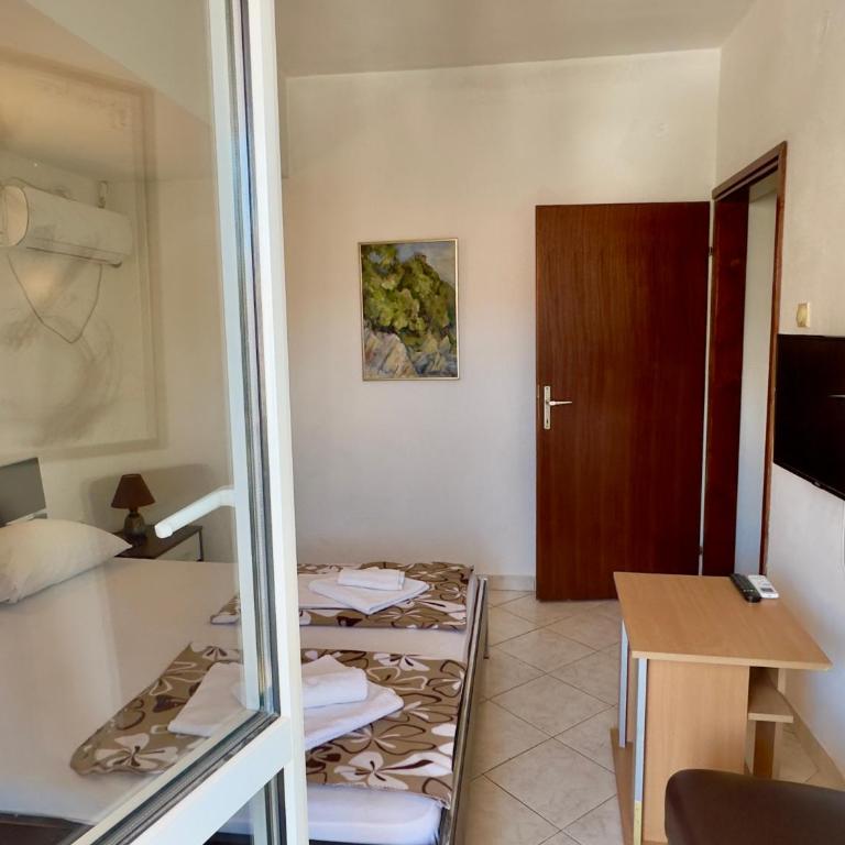LaRos Apt - One-Bedroom Apartment with Garden View - 1