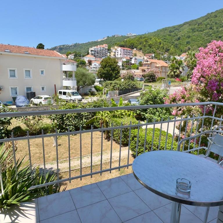 LaRos Apt - One-Bedroom Apartment with Garden View - 6