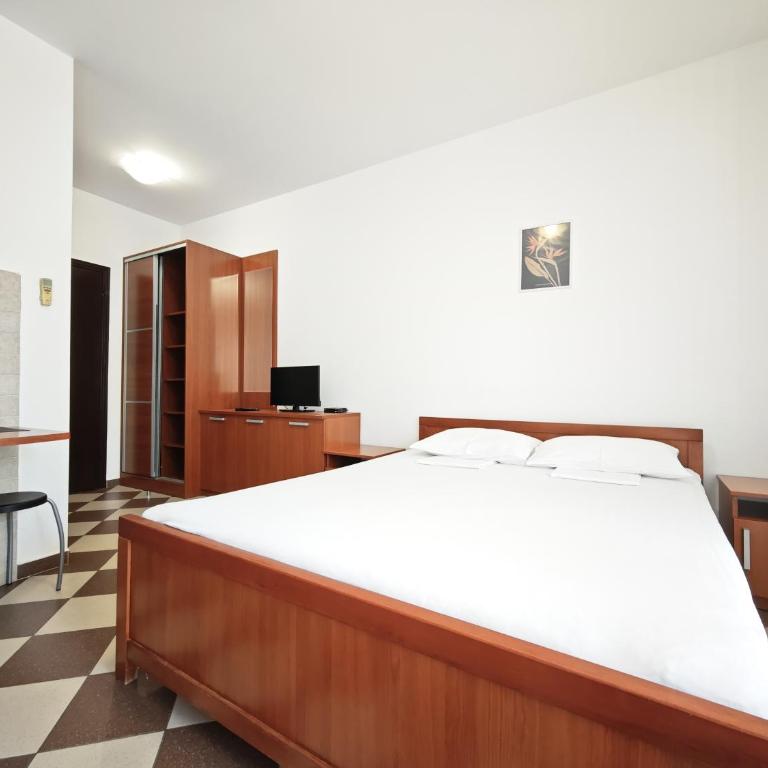 Guest House Anika - Double Room with Balcony - 3