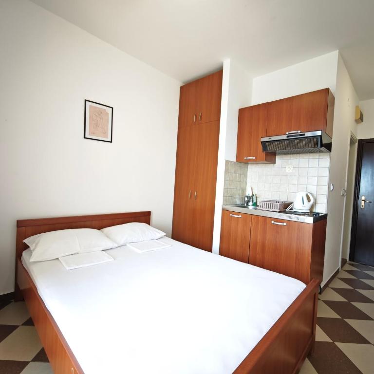 Guest House Anika - Double Room with Balcony - 9