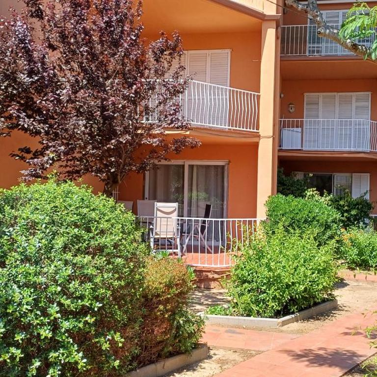 Apartamento céntrico con amplia terraza en L'Estartit - Parking incluido - Three-Bedroom Apartment - 3
