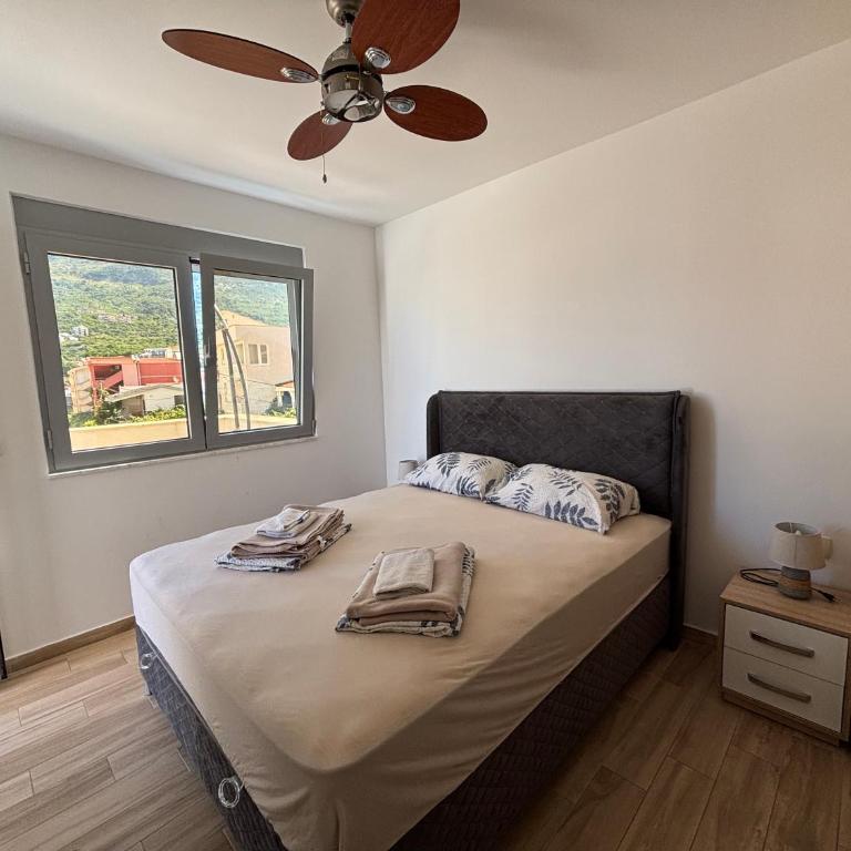 Hana Apartments - Two-Bedroom Apartment with Balcony and Terrace - 2