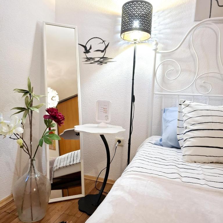 Kadena Apartments - Deluxe Double Room - 13
