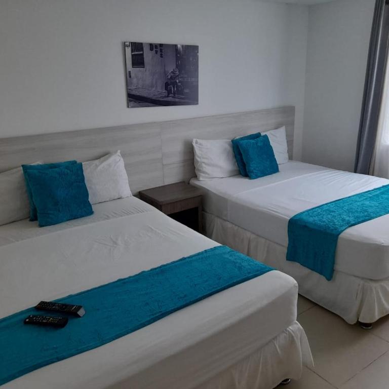 Mintaka Hotel + Lounge - Deluxe Queen Room with Two Queen Beds - 1
