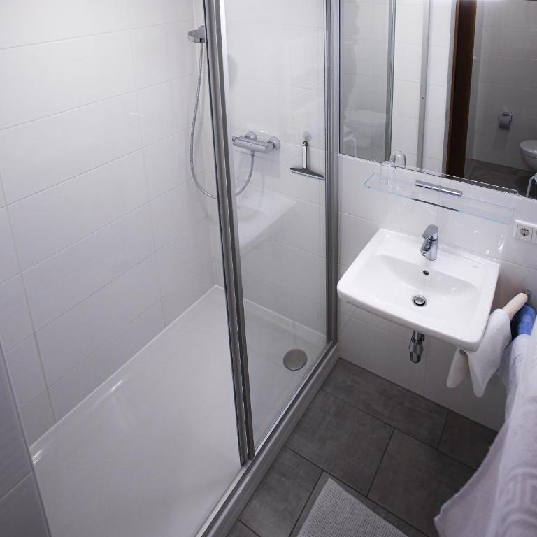 Appartements Ferienwohnungen Alpenblick - Apartment mit 2 Schlafzimmern und Balkon - 13