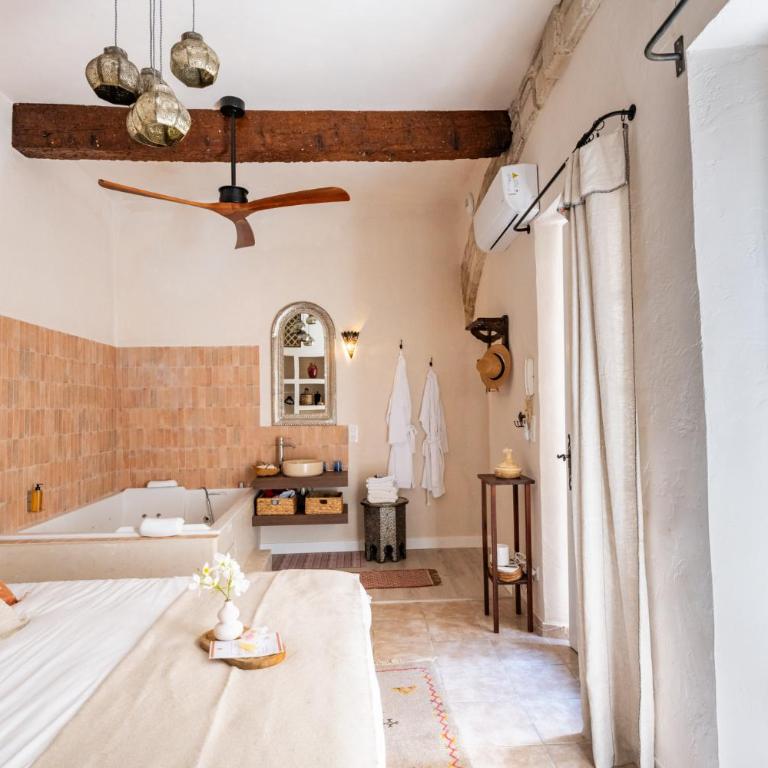 La Cour Secrète - Suite Riad - Cocon romantique à deux - Balnéo privée - ambiance tamisée - escapade amoureuse - cœur de ville Carpentras - Appartement 1 Chambre avec Baignoire Spa - 20