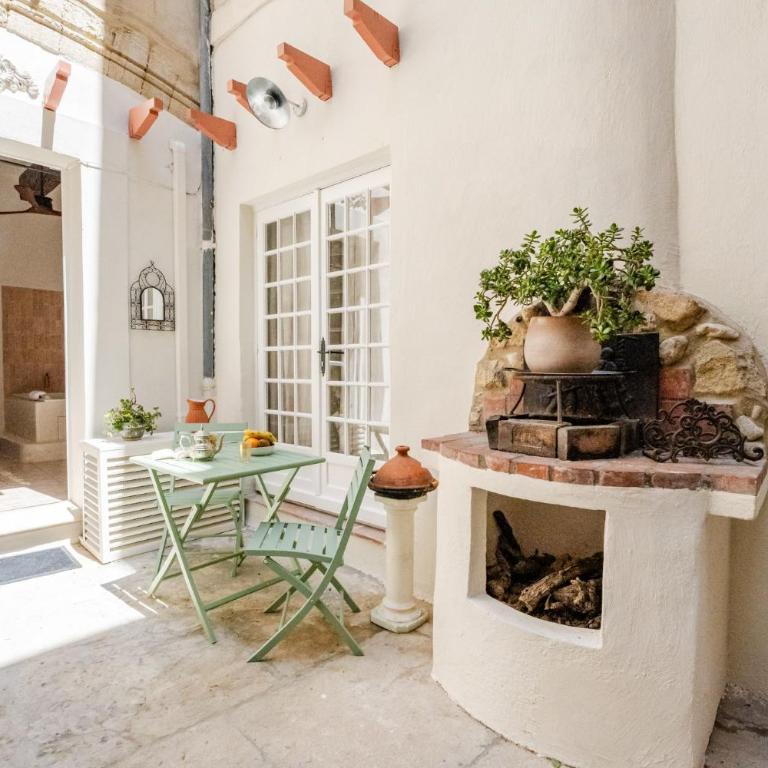 La Cour Secrète - Suite Riad - Cocon romantique à deux - Balnéo privée - ambiance tamisée - escapade amoureuse - cœur de ville Carpentras - Appartement 1 Chambre avec Baignoire Spa - 28