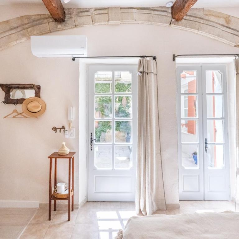 La Cour Secrète - Suite Riad - Cocon romantique à deux - Balnéo privée - ambiance tamisée - escapade amoureuse - cœur de ville Carpentras - Appartement 1 Chambre avec Baignoire Spa - 22