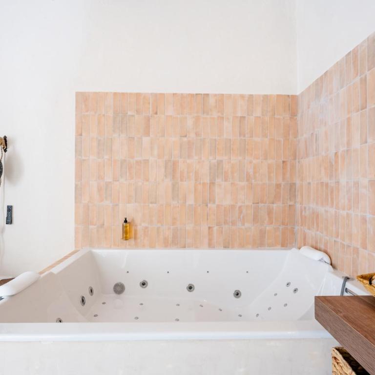 La Cour Secrète - Suite Riad - Cocon romantique à deux - Balnéo privée - ambiance tamisée - escapade amoureuse - cœur de ville Carpentras - Appartement 1 Chambre avec Baignoire Spa - 16