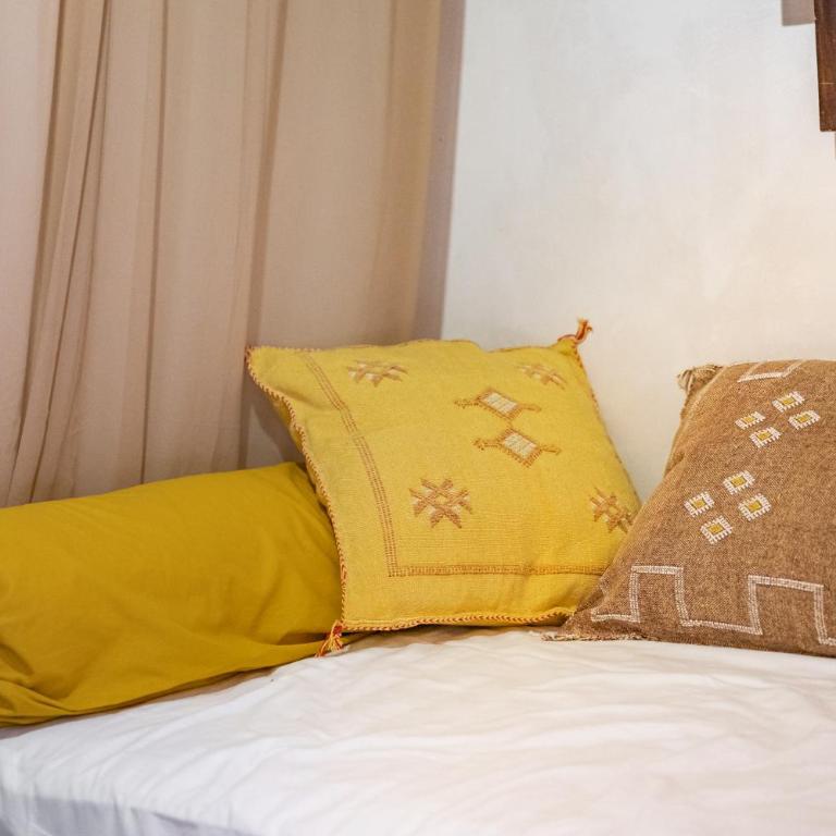 La Cour Secrète - Suite Riad - Cocon romantique à deux - Balnéo privée - ambiance tamisée - escapade amoureuse - cœur de ville Carpentras - Appartement 1 Chambre avec Baignoire Spa - 24