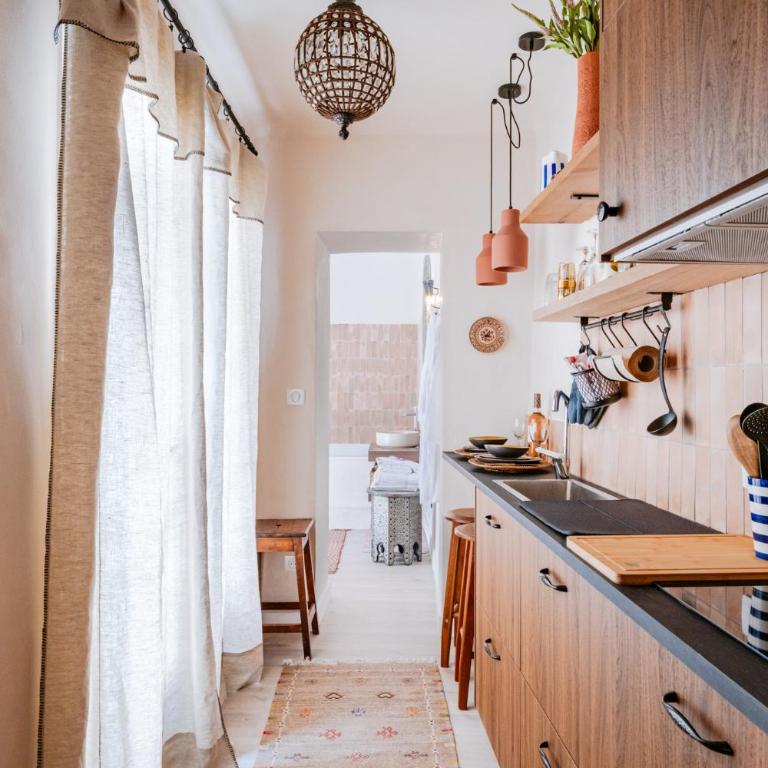 La Cour Secrète - Suite Riad - Cocon romantique à deux - Balnéo privée - ambiance tamisée - escapade amoureuse - cœur de ville Carpentras - Appartement 1 Chambre avec Baignoire Spa - 18