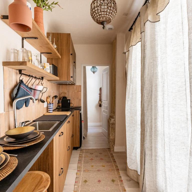 La Cour Secrète - Suite Riad - Cocon romantique à deux - Balnéo privée - ambiance tamisée - escapade amoureuse - cœur de ville Carpentras - Appartement 1 Chambre avec Baignoire Spa - 19