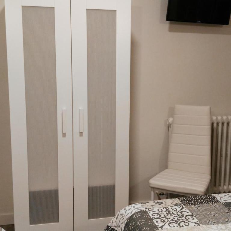 Pension Principado - Triple Room with Private External Bathroom - 11