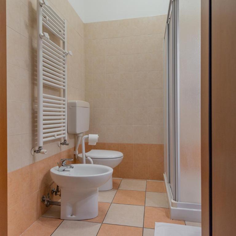 Marconi Lodge - Camera Matrimoniale con Bagno Privato - 9