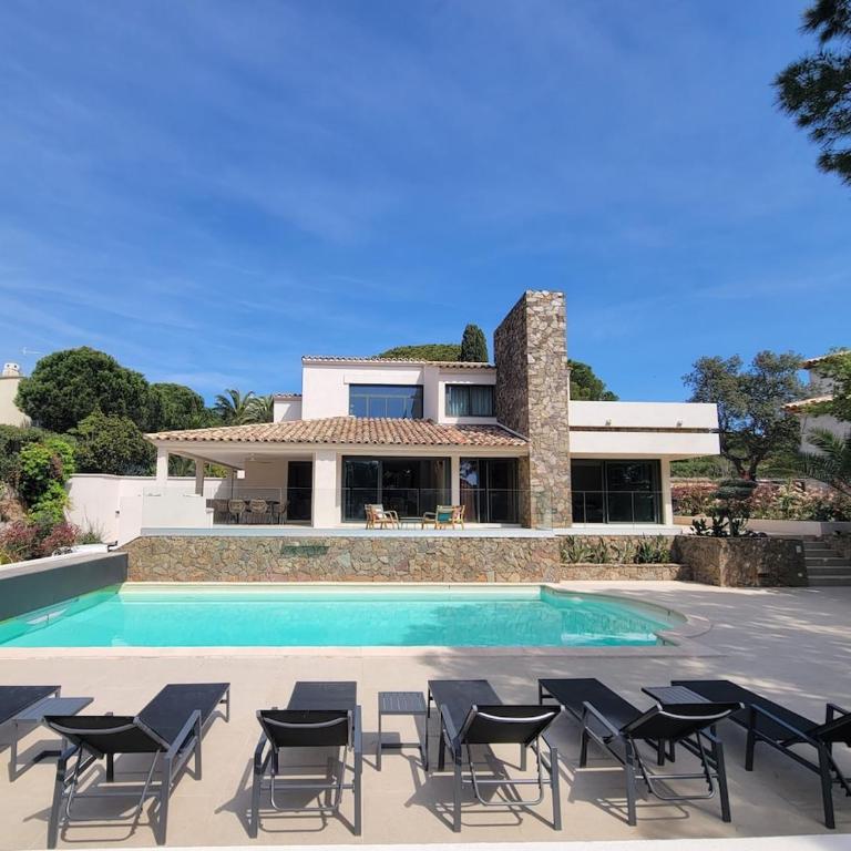 Villa Boucharel, grande piscine, à 10 min à pied de la plage - Villa - 1
