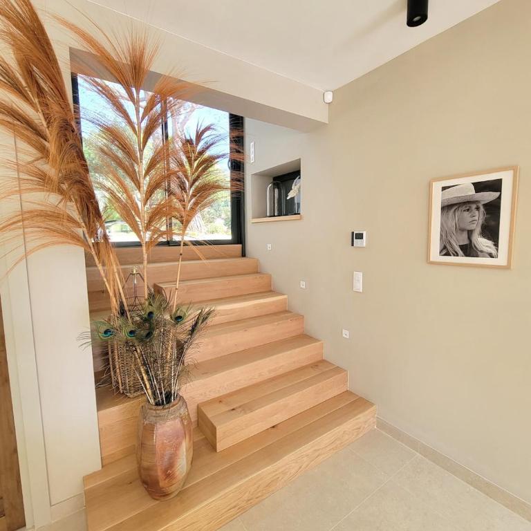 Villa Boucharel, grande piscine, à 10 min à pied de la plage - Villa - 2