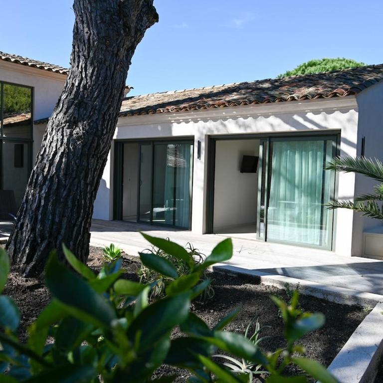Villa Boucharel, grande piscine, à 10 min à pied de la plage - Villa - 10
