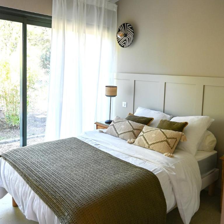 Villa Boucharel, grande piscine, à 10 min à pied de la plage - Villa - 14